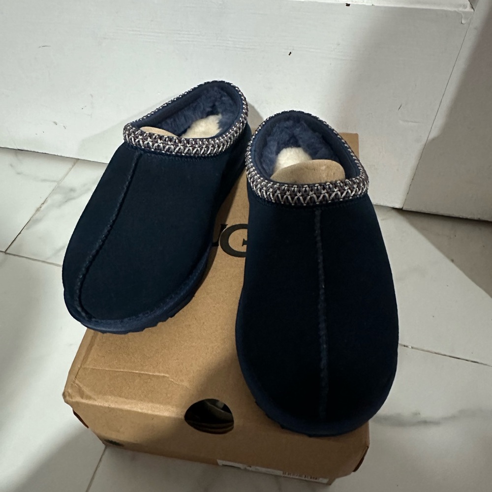 UGG Kids' Tazz Slippers -NAVY Size 4 -  NEW AND AUTHENTIC